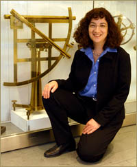 Dr Sara Schechner przy eksponatach z kolekcji instrumentów naukowych